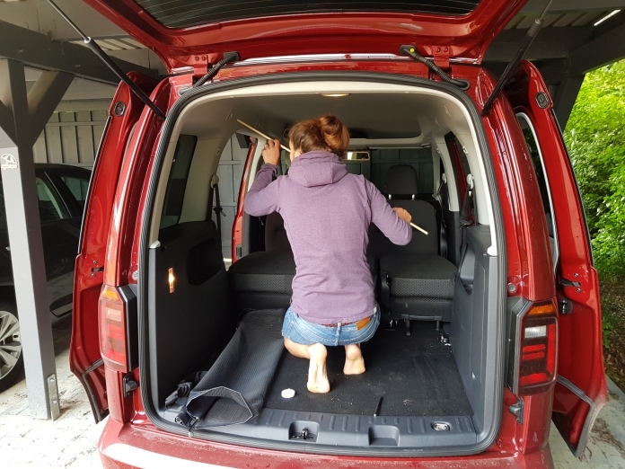 Die Aufhängung für das Moskitonetz in unserem VW Caddy wird getestet