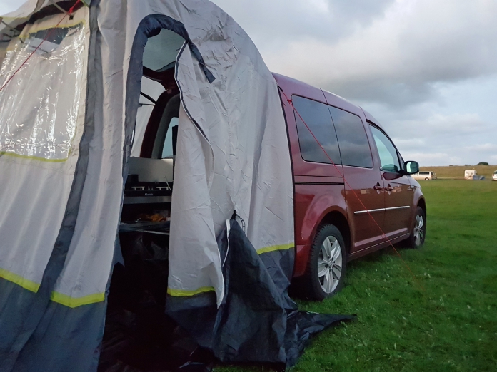 So sieht das Update HEckzelt am VW Caddy aufgebaut aus