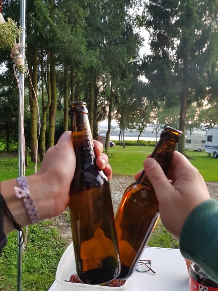 Anstoßen auf dem Campingplatz in Northeim