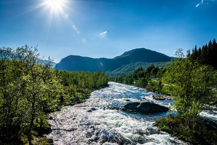 Der reissende Fluss unter der Hängebrücke