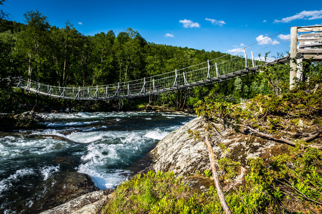 Eine Hängebrücke in Norwegen