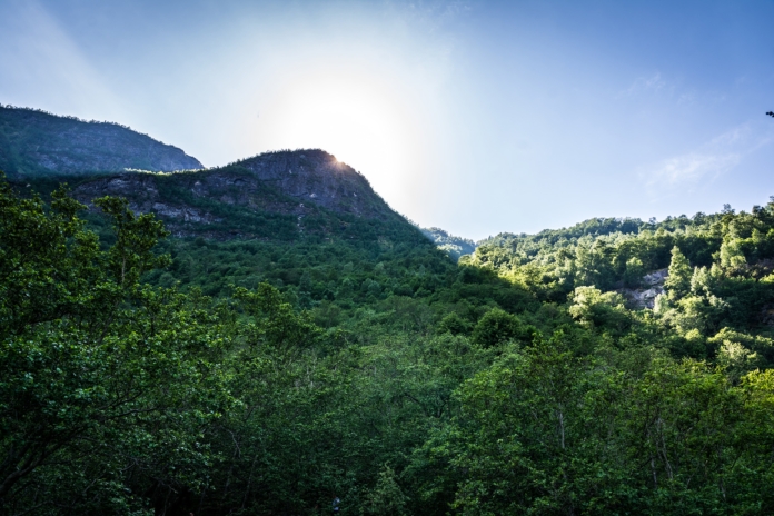 Letzte Sonnenstrahlen am Brekkefossen