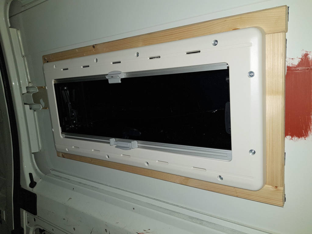 Dometic S4 Innenrahmen anschrauben