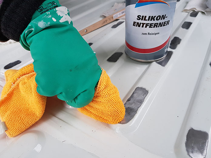 Blankes Metall mit Silikonentferner entfetten