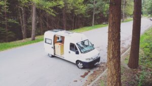 Vanlife - Jean auf dem Waldparkplatz