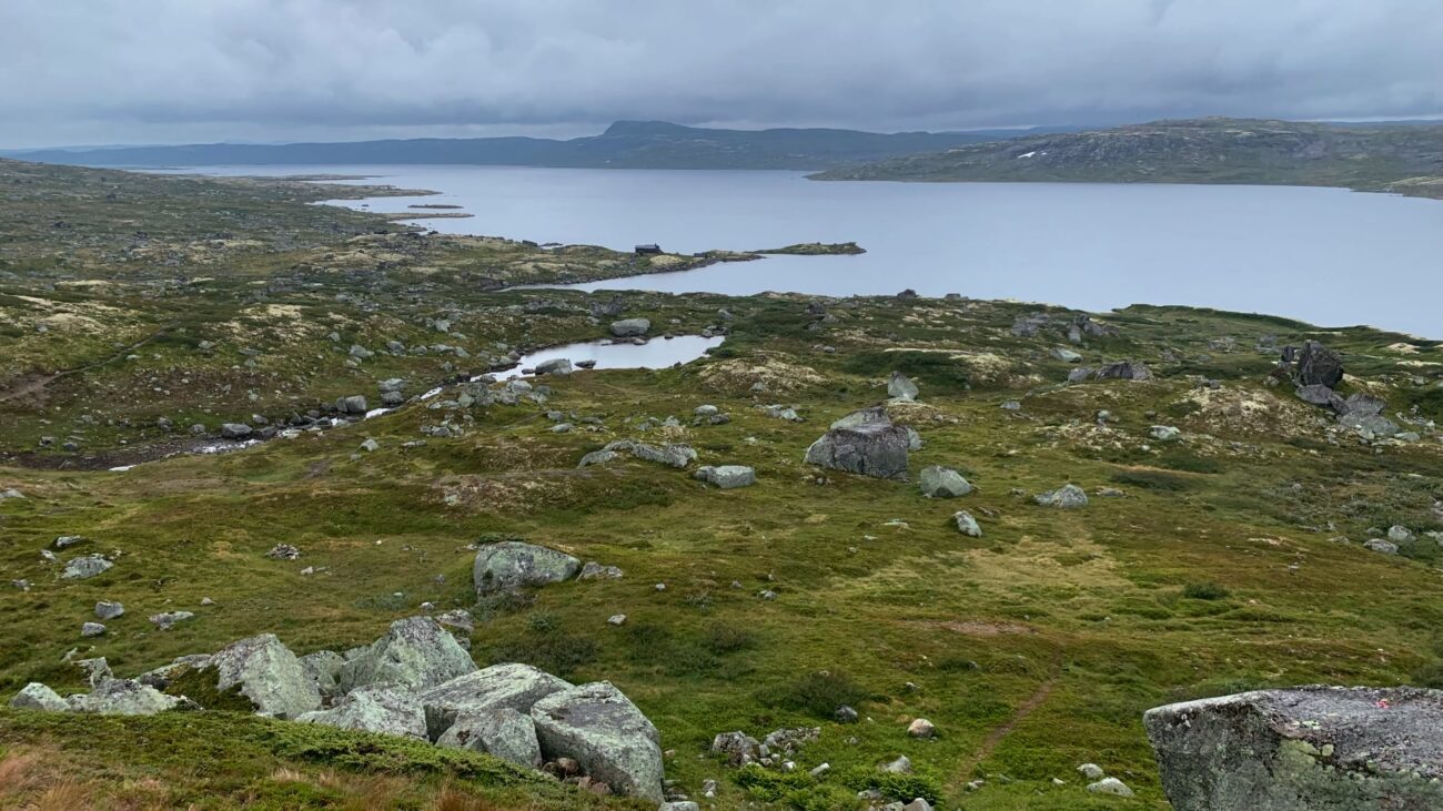 Wolkenverhangene Landschaft in Norwegen