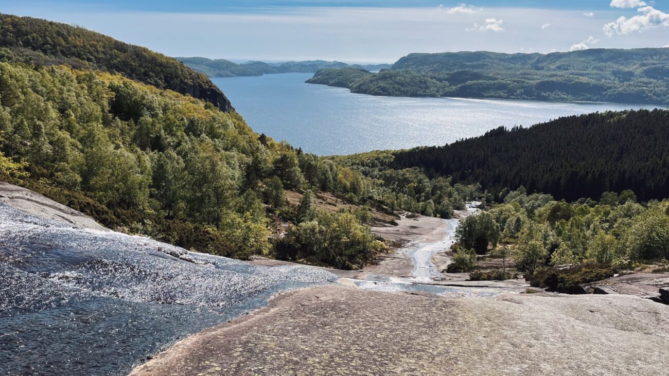 Wasserfall mit Fjord bzw. Meerblick