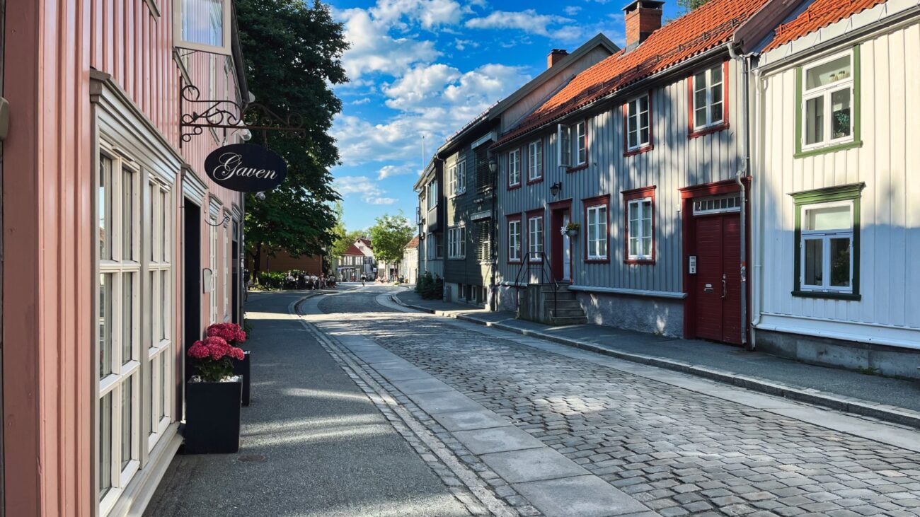 Kleine Gasse in Trondheims Altstadt
