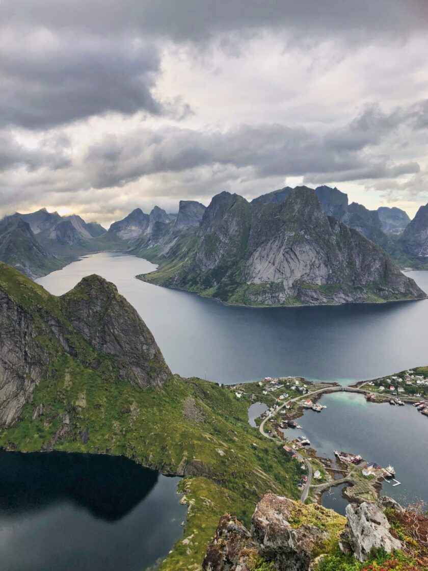Aussicht vom Reinebringen auf den Lofoten in Norwegen